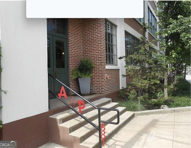Building Photo - 881 Memorial Dr SE Unit 204