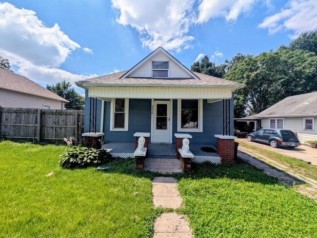 Building Photo - Remodeled 2-Bedroom, 1 Bath Home with Spacious Living Areas & Off-Street Parking
