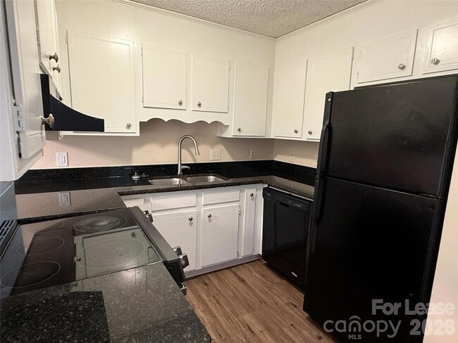 Photo - 2220 Laburnum Ave