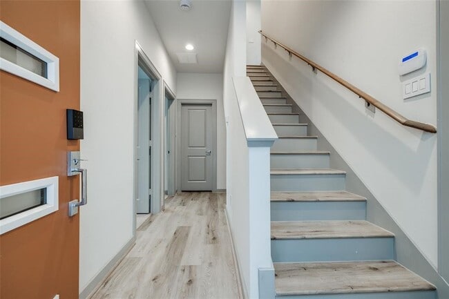 Photo - 717 Emile St