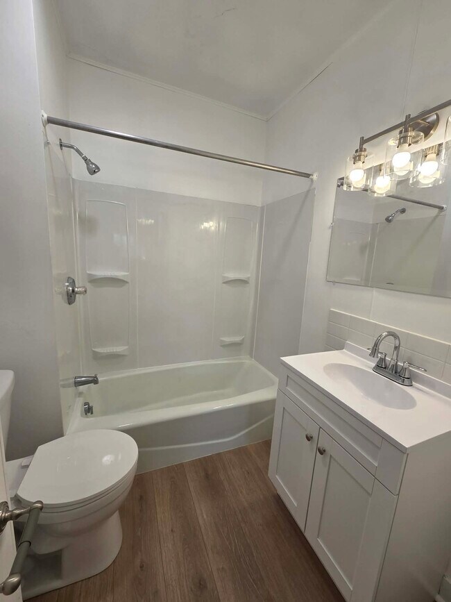 1021 Clara Ave Unit Upper