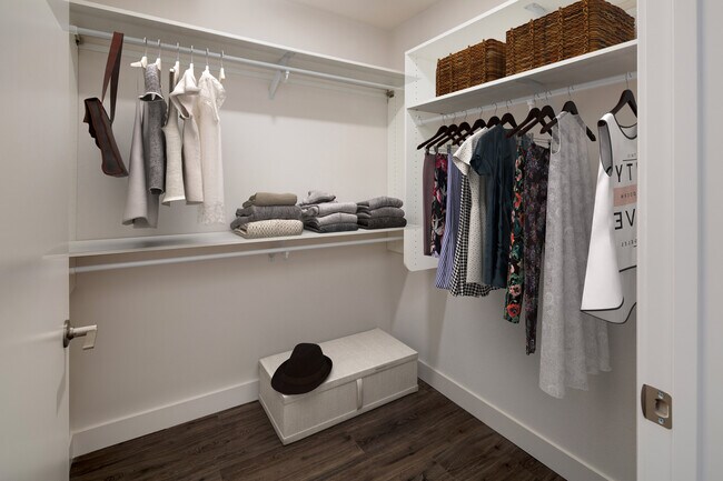 Upgrade Package walk-in closet