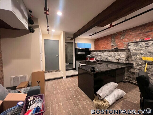 Building Photo - 1028 Commonwealth Ave Rental