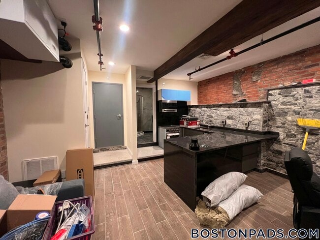 Building Photo - 1028 Commonwealth Ave Rental