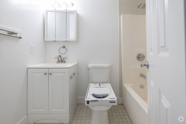 2BR, 1BA - 1,000SF - Bathroom