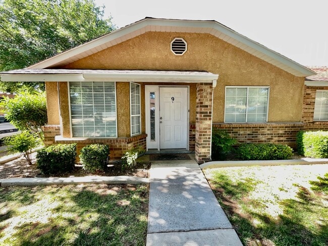 Building Photo - Conveniently Located Two-Bedroom Townhome
