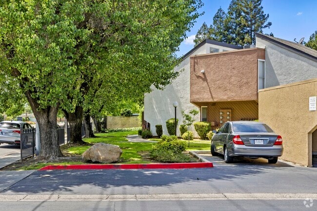 Foto del terreno del edificio - 325 Standiford Ave