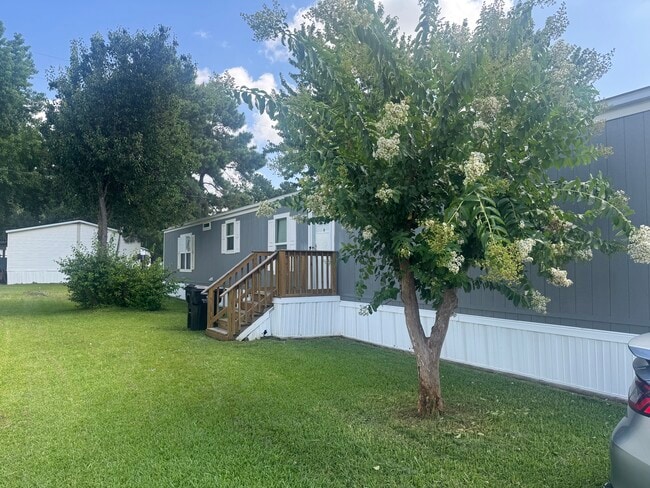 Building Photo - 8220 Pinecrest Dr