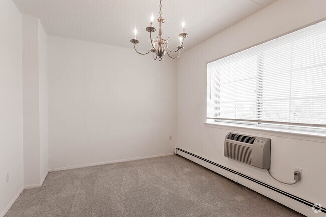 4.5 Rm, 1 Bd, 1 Ba - 950SF - Dining Area