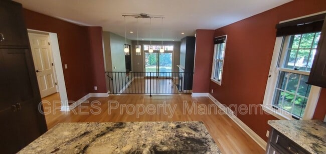 Photo - 1404 Barnsdale St