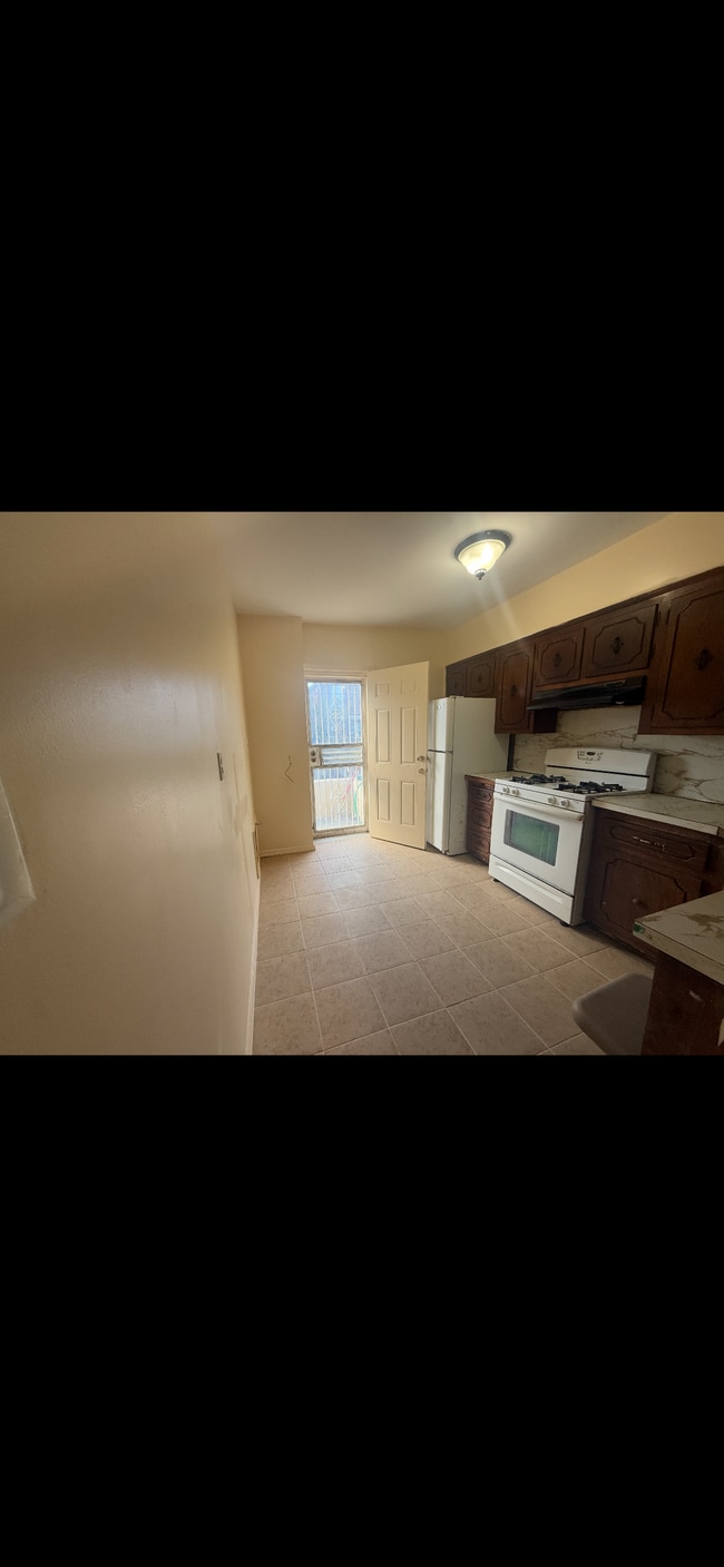 Building Photo - 1898 Schenectady Ave Unit 1