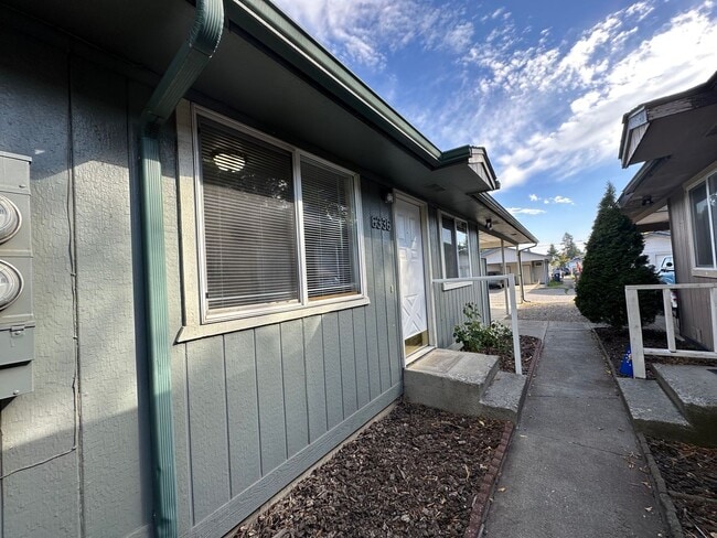 Building Photo - L994 Unit 02