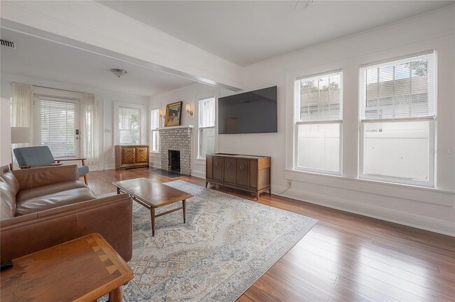 Photo - 207 W Hiawatha St