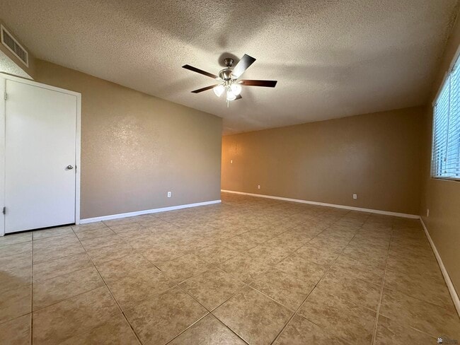 Photo - 2490 W Yowell Ct Unidad 36