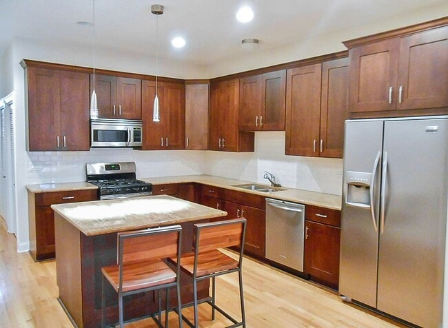 Building Photo - 1401 W Altgeld St Unit 2 Rental