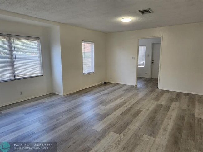 Photo - 2466 Lincoln St