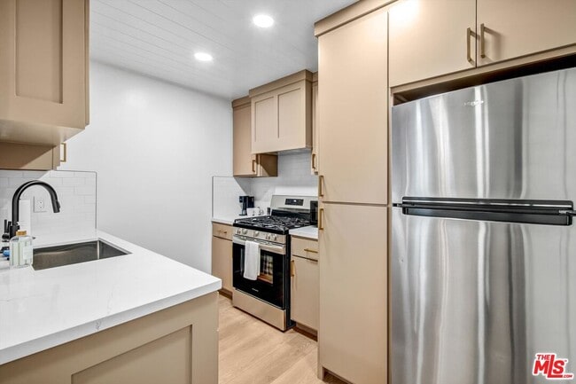 1083 Montauk Ln