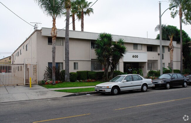 Photo - 540-600 W Hyde Park Blvd