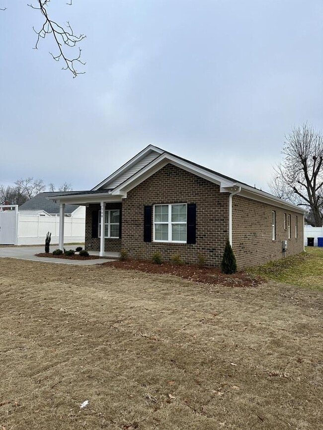 Building Photo - 708 W Parrish Dr