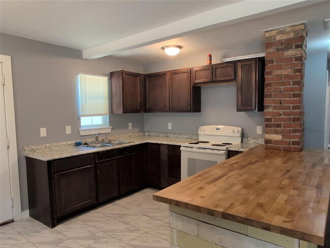 Photo - 725 NE 25th St