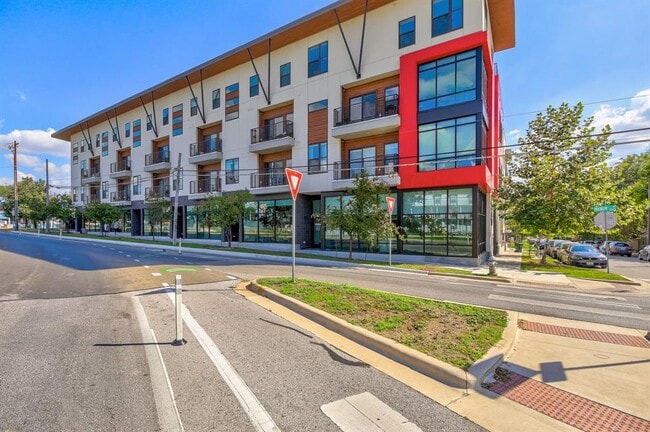 Building Photo - 2213 Poquito St Unit 305