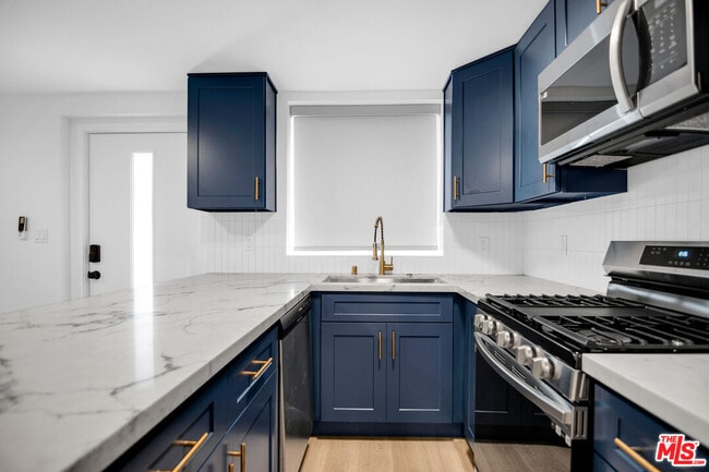 Photo - 1021 N Genesee Ave Unidad 12