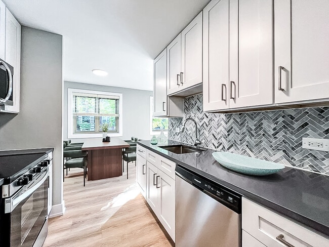 Photo - 520 W Aldine Ave