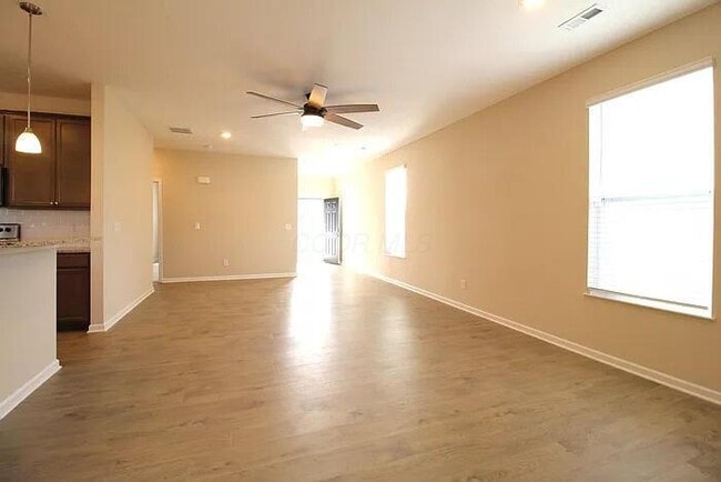 Photo - 409 Halton Dr