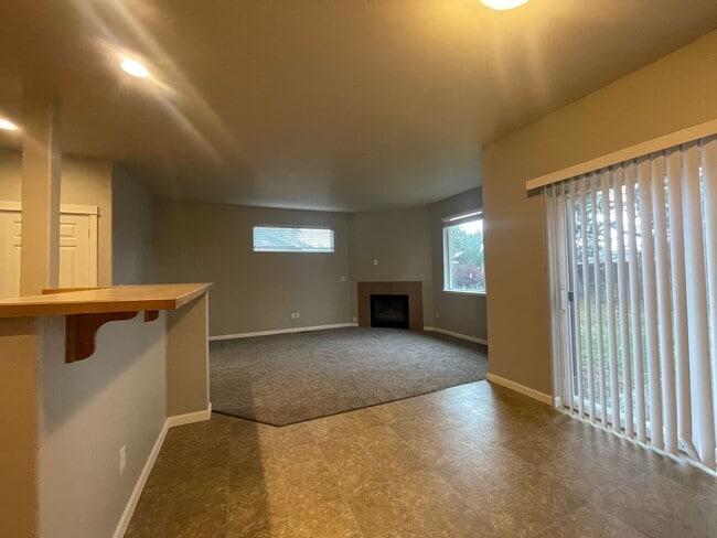 Photo - BEAUTIFUL 3 BEDROOM AND 2.5 BATHROOM TOWNHOUSE IN SOUTHWEST REDMOND! Unit 2614