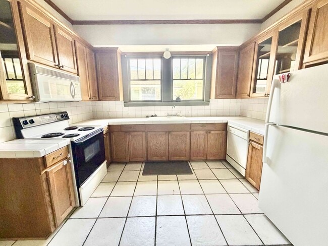 Photo - 2090 Broussard St