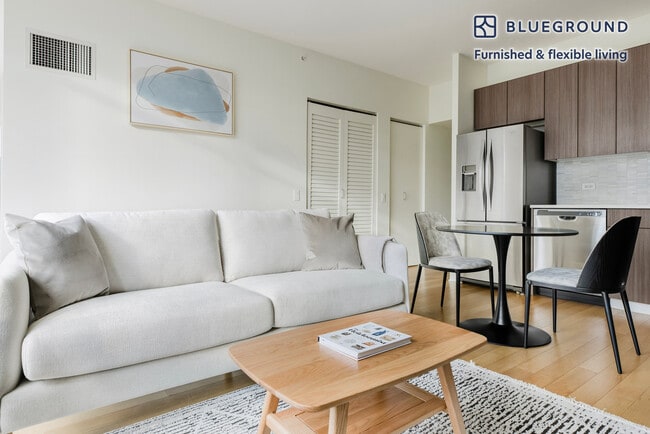 Photo - 340 E North Water St Unidad FL31-ID1363