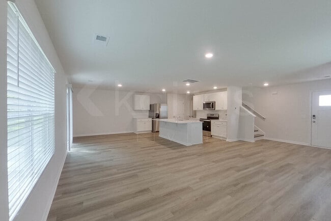 Photo - 108 Overstreet Way