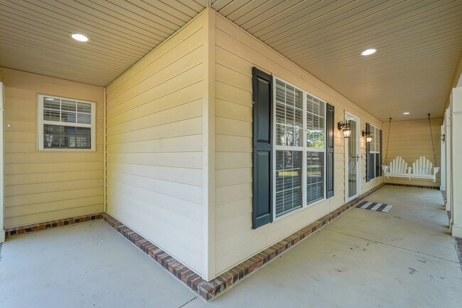 Photo - Richmond Hill Beauty: 4-Bedroom Home with Stunning Lagoon Views!