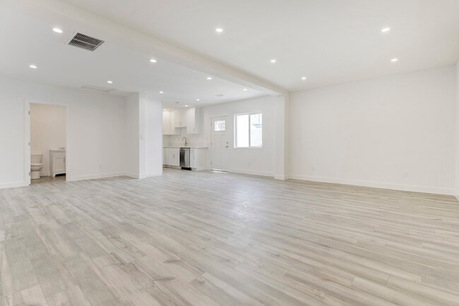 Photo - 11324 Haskell Ave