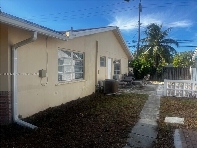 Photo - 1821 NE 56th St Apartment Unit 4