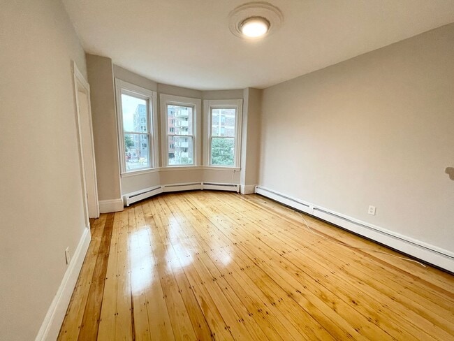 Building Photo - 3 Bed - 1000sqFt - Mission Hill