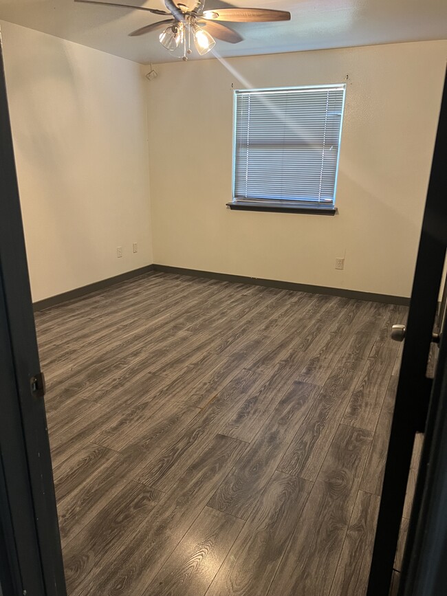 Photo - 3016 Hillsdale Ave