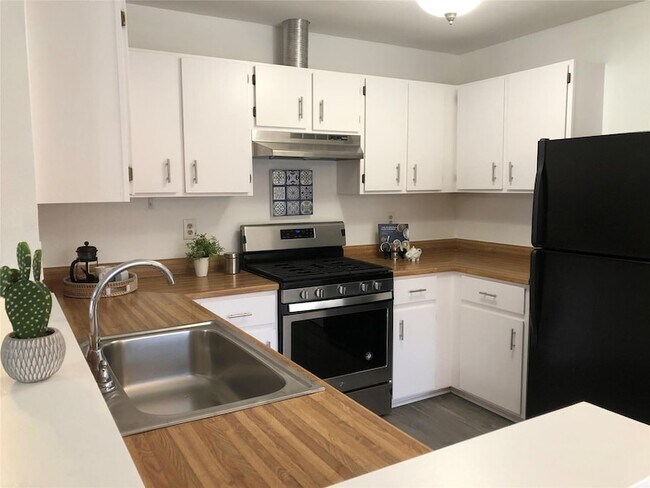 Photo - 1402 Byers Ln