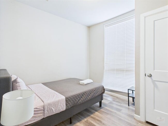 Photo - 911 W 22nd St Unit 302