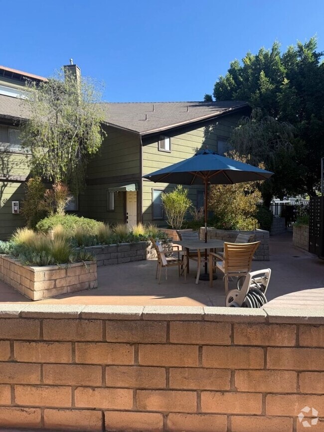 Building Photo - SPACIOUS AND BRIGHT 2 BED +2.5 BATH CONDO!...