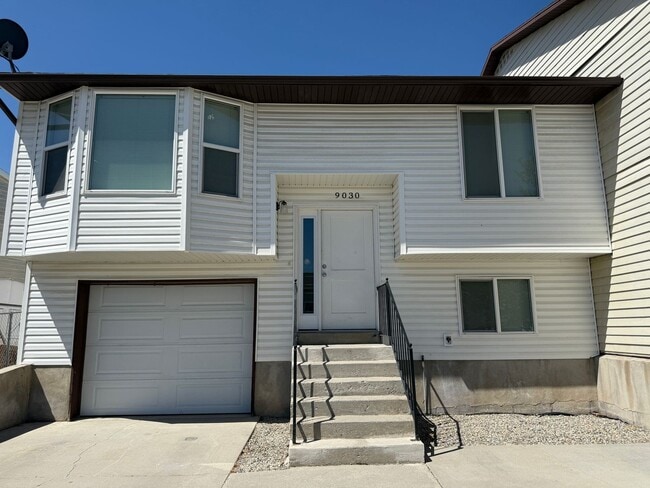 Building Photo - 3 bedroom, 1 bath unit. Newly Remodeled. Rental