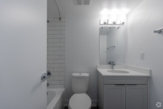 2BR, 1BA - 944SF - Bathroom