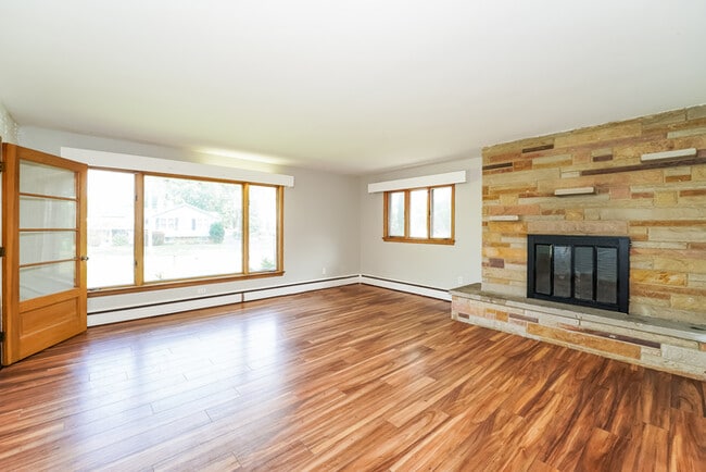 Photo - 150 E 272nd St