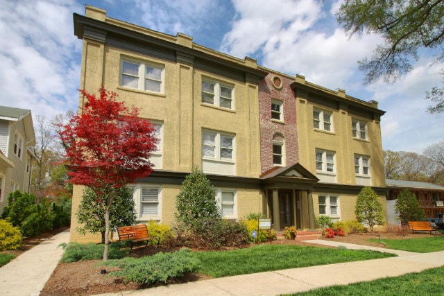916 W TRINITY