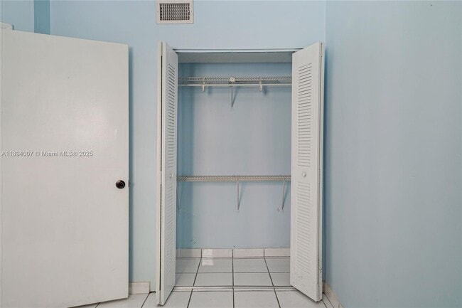 Photo - 5490 W 21st Ct Unidad 112