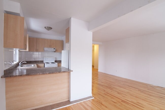 Photo - 4590 Chemin Queen Mary Unit 107