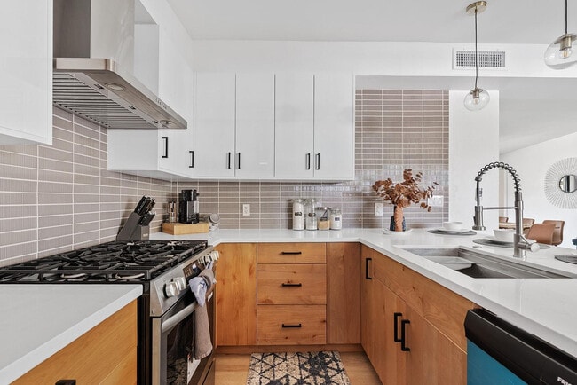 Photo - 530 W 17th St