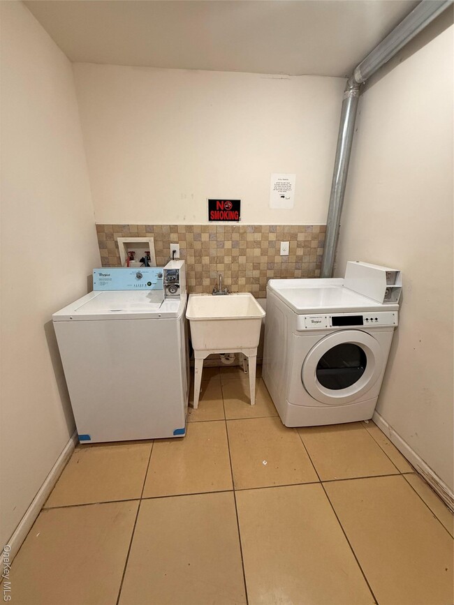 Photo - 141-27 84th Dr