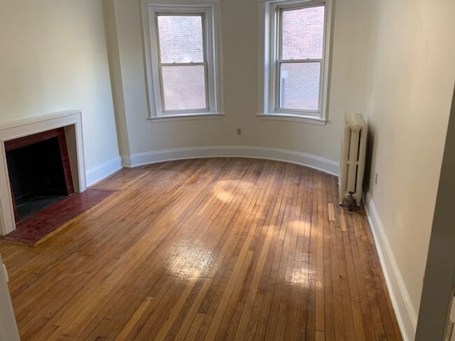 Building Photo - 3 Bed Split NO FEE NO SECURITY Right on C ... Rental
