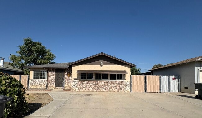 Building Photo - 117 Bendix St Rental